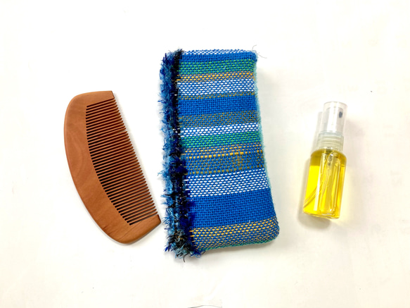 つばき油と桃ノ木のくしと手織りのケースのセット 2枚目の画像