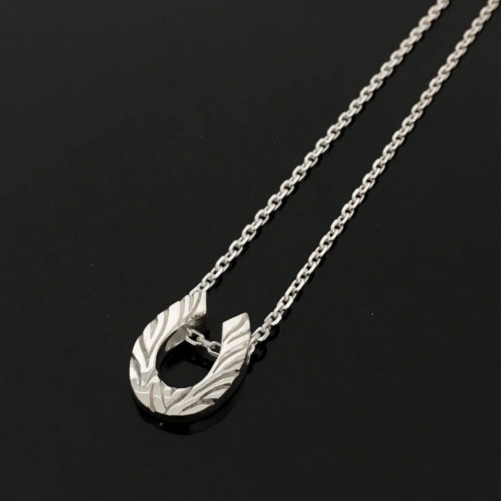 【Creema限定割】　白馬のタテガミをイメージした彫刻がアクセントのホースシューシルバーネックレス