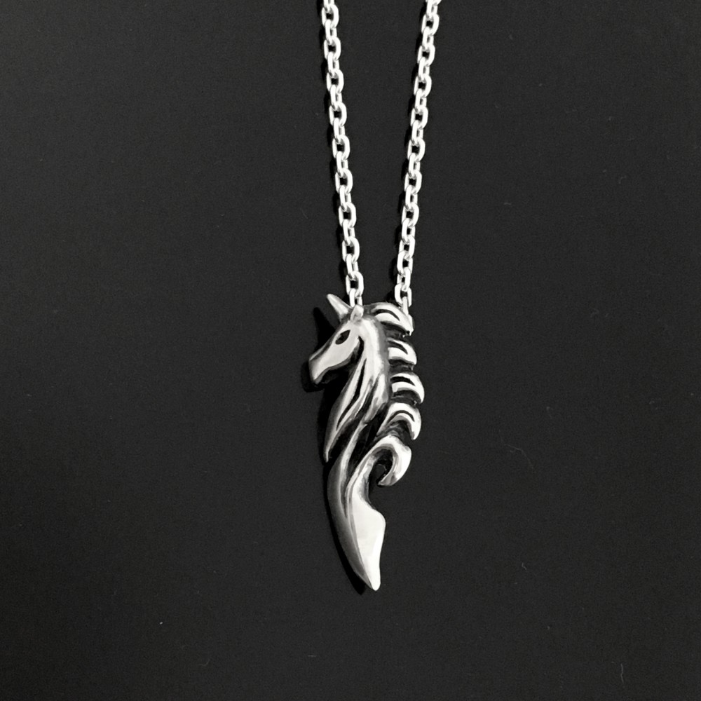 純潔で誇り高いユニコーンペンダント