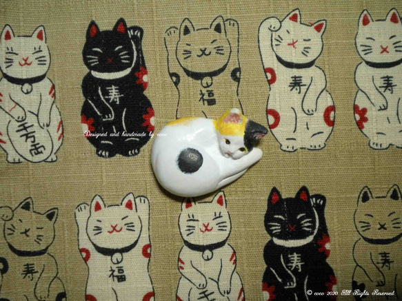 SALE✨三毛猫【和猫のブローチ『あんみつ』帯留加工承ります】眠り猫 アンモニャイト 肉球 ペットロス うちの子ブローチ 4枚目の画像