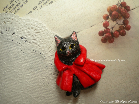 『赤いマントを着たジジ』魔女猫 黒猫victorian cat❆おしゃれ猫クリスマス うちの子ブローチ 帯留め 10枚目の画像