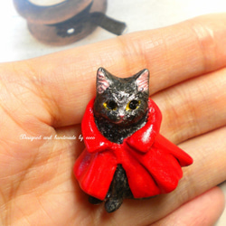 『赤いマントを着たジジ』魔女猫 黒猫victorian cat❆おしゃれ猫クリスマス うちの子ブローチ 帯留め 4枚目の画像