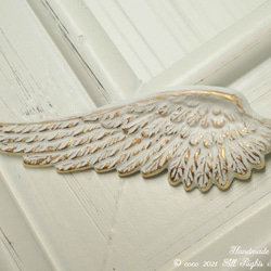 再販❆受注制作 アンティーク加工＋手描き❆『天使の忘れもの』翼のブローチ/帯留❆スノーホワイト×ゴールド 天使の羽 白鳥 3枚目の画像