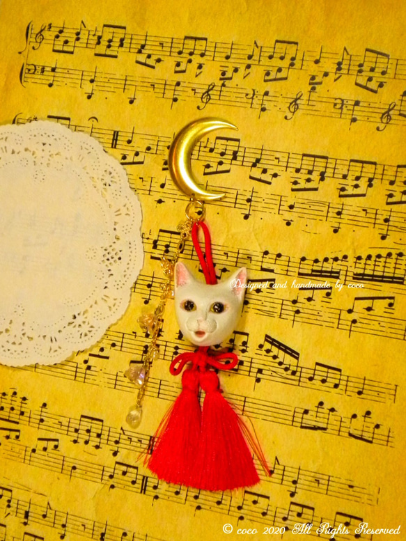 和猫『命婦(みょうぶ)～桜月夜』の根付/帯飾り2wayストラップ 猫 侍 ムーンストーン 淡水真珠 14kgf 白猫 4枚目の画像