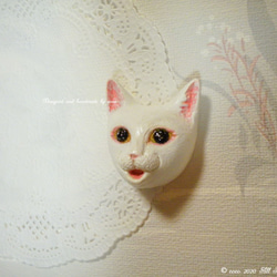 和猫『命婦(みょうぶ)～桜月夜』の根付/帯飾り2wayストラップ 猫 侍 ムーンストーン 淡水真珠 14kgf 白猫 7枚目の画像