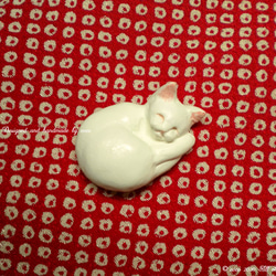 ❆受注制作❆【和猫のブローチ『しらたま』帯留め加工承ります】眠り猫 アンモニャイト 白猫 肉球 ペットロス うちの子 1枚目の画像