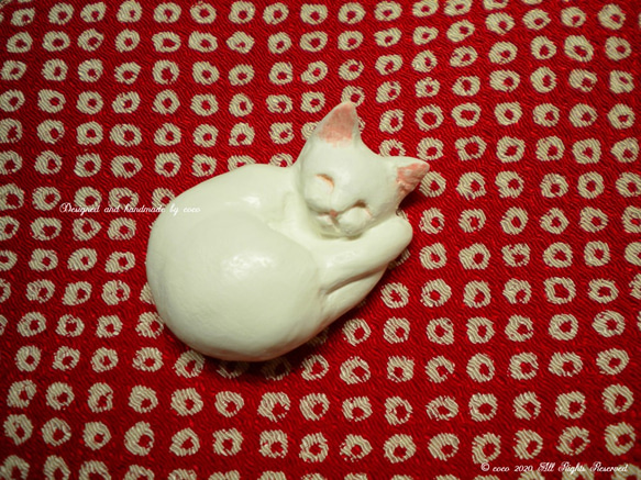 ❆受注制作❆【和猫のブローチ『しらたま』帯留め加工承ります】眠り猫 アンモニャイト 白猫 肉球 ペットロス うちの子 8枚目の画像