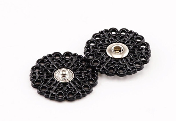 黒色布製ボタン 金色花模様 ストラップ付き スナップボタン 花柄 ブラック 30mm ボタン Oz（オズ） 通販 8496813