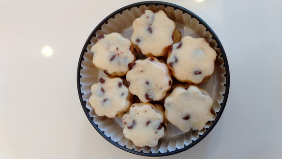 ☆カルピスバターのショートブレッド缶　チョコチップ（お菓子のミカタ・ショコラ缶） 2枚目の画像