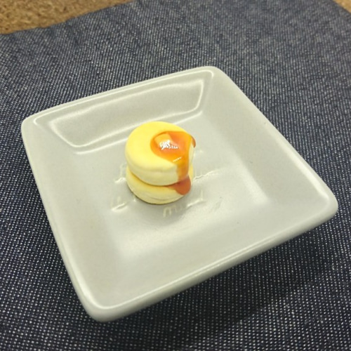 ミニチュアフード】ふわふわパンケーキ（メープルシロップ） ピアス 