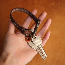 /包郵/ 環形鑰匙扣 有一個大環，可以掛在包包的手柄上⭕ 免費更換線色 ac-36 第2張的照片