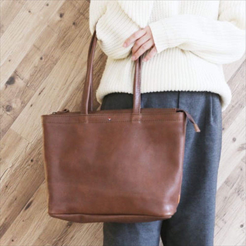 【極美品】フルラクロコ型トートバッグ赤A4収納 美品 FURLA フルラ トートバッグ レザー 赤 A4収納可 肩掛け