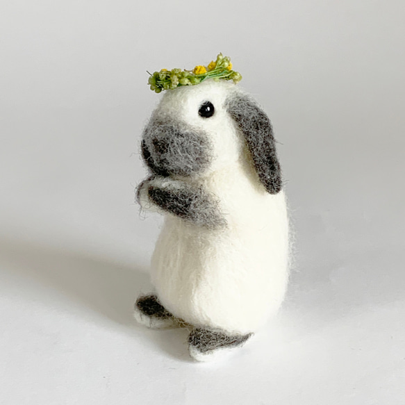 羊毛毛氈兔子迷你荷蘭吊墜白色和灰色含羞草花冠｜ Mini Size S兔子手騎 第3張的照片