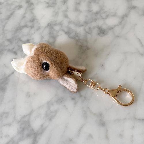 羊毛フェルト うさぎのキーホルダー オフホワイト｜ ネザーランド