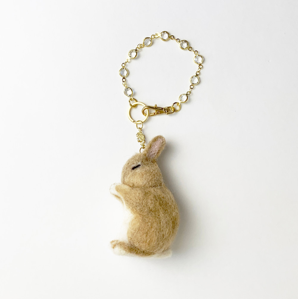 【カスタマイズ可】羊毛フェルト　うさぎのお守り　バッグチャーム　くしくし　お祈り｜キーホルダー　ストラップ