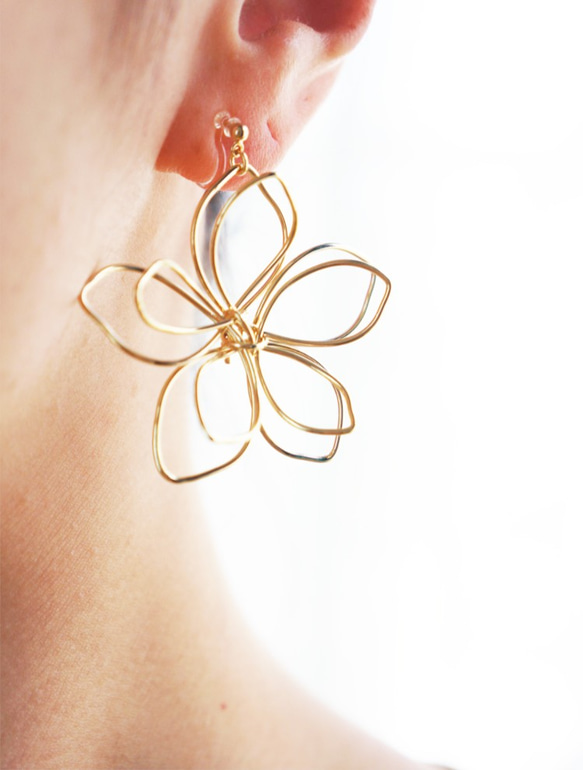 BIG flower earring　（樹脂イヤリング） 1枚目の画像