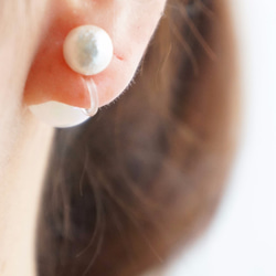棉珍珠 x 白色極光球耳環 第3張的照片