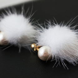 minkfurball earring white 2枚目の画像