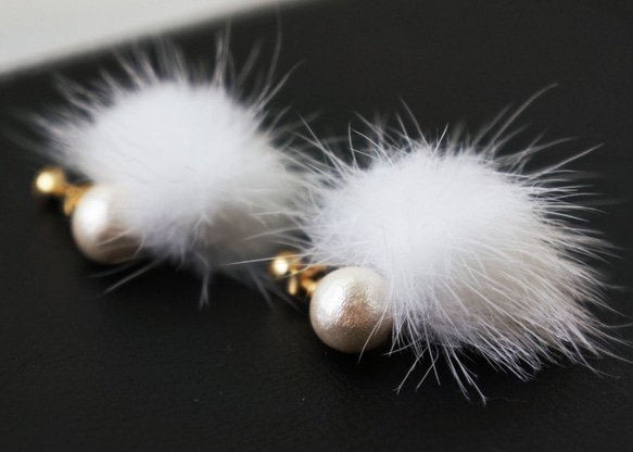 minkfurball earring white 2枚目の画像