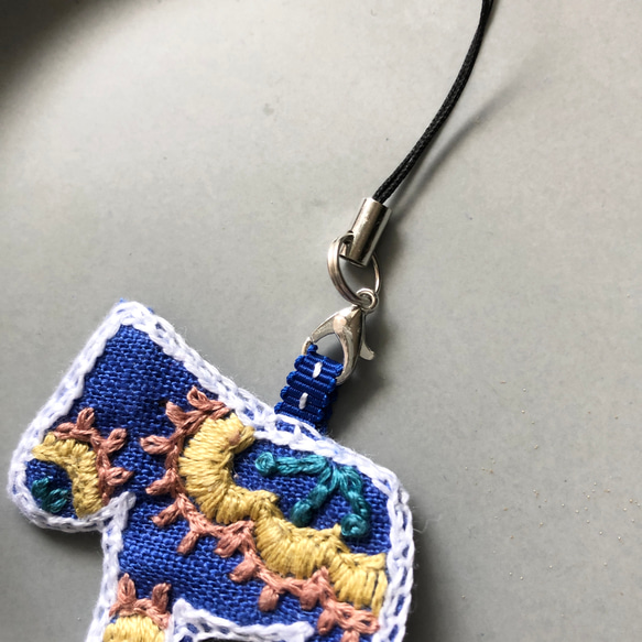 北欧ダーラナホース⭐︎刺繍キーホルダー(ブルー) 2枚目の画像