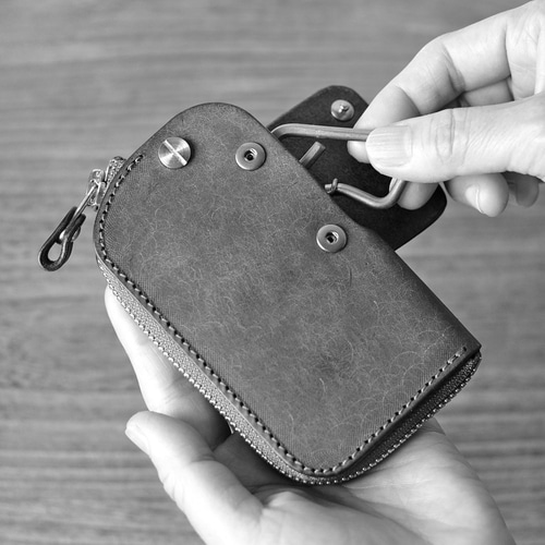 カードも入るスマートキーケース「もぐー・グレー」今回は写真より色が