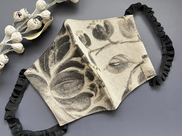 インポート生地　麻と黒とラメの花柄の生地の手作りマスク　マスク 4枚目の画像