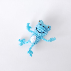 プチサイズのカエルのあみぐるみ・ブルー 2枚目の画像