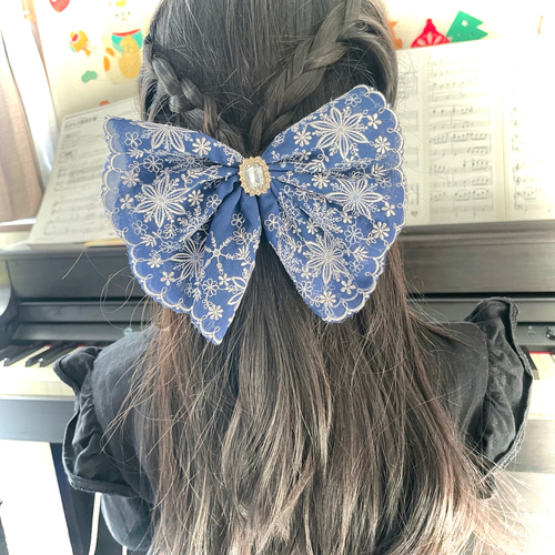 poritorie 雪 結晶 刺繍 オーナメント ベロアリボン アンティーク 目立つ大きなリボン 雪の結晶×刺繍レースリボン 白、紺 ヘアゴム