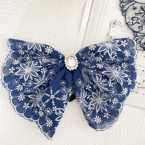 目立つ大きなリボン 雪の結晶×刺繍レースリボン 白、紺 ヘアゴム