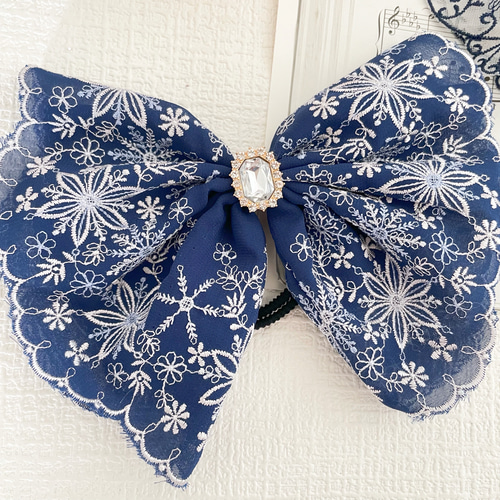 目立つ大きなリボン 雪の結晶×刺繍レースリボン 白、紺 ヘアゴム