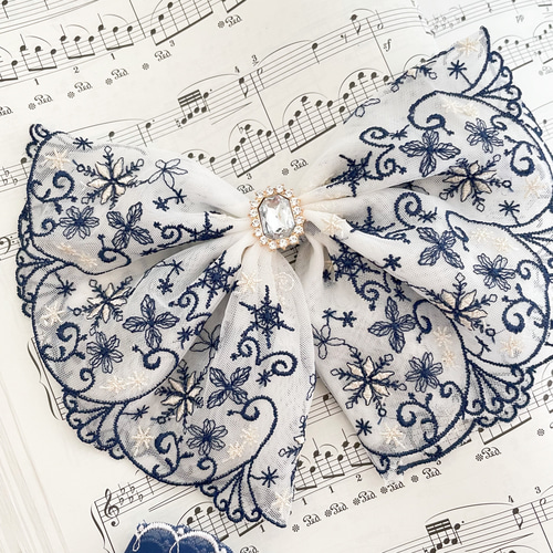 目立つ大きなリボン 雪の結晶×刺繍レースリボン 白、紺 ヘアゴム