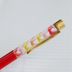 小さな折り鶴のハーバリウムボールペン　赤〜オレンジの暖色系グラデーション 4枚目の画像