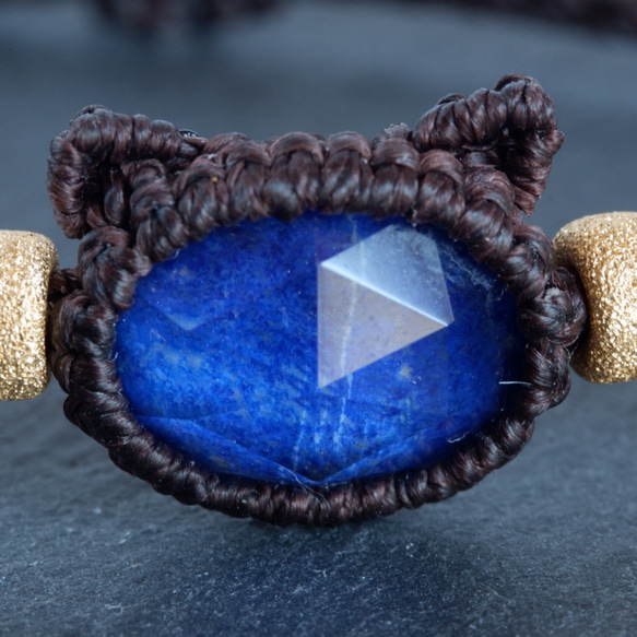 青い瞳の石猫ちゃんブレスレット　ラピスラズリ×クリスタル　ダブレットストーン　14kgf　天然石マクラメ編みアクセサリー 8枚目の画像