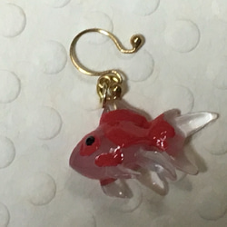 立体金魚イヤーカフ 2枚目の画像