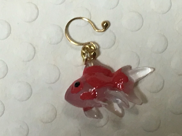 立体金魚イヤーカフ 2枚目の画像