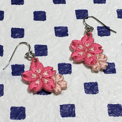 桜刺繍ピアス 1枚目の画像