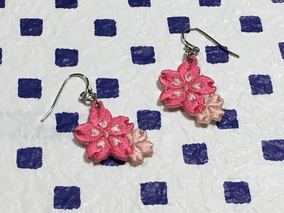 桜刺繍ピアス 1枚目の画像