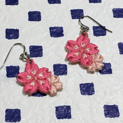 桜刺繍ピアス 2枚目の画像