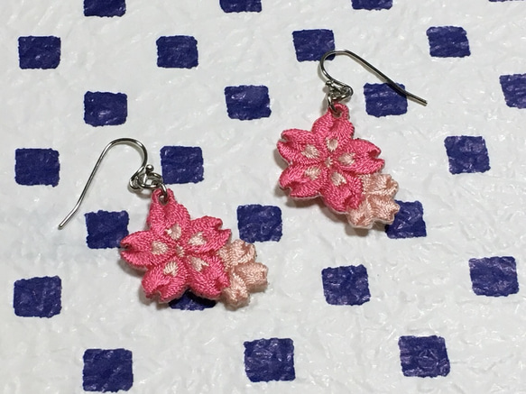 桜刺繍ピアス 2枚目の画像