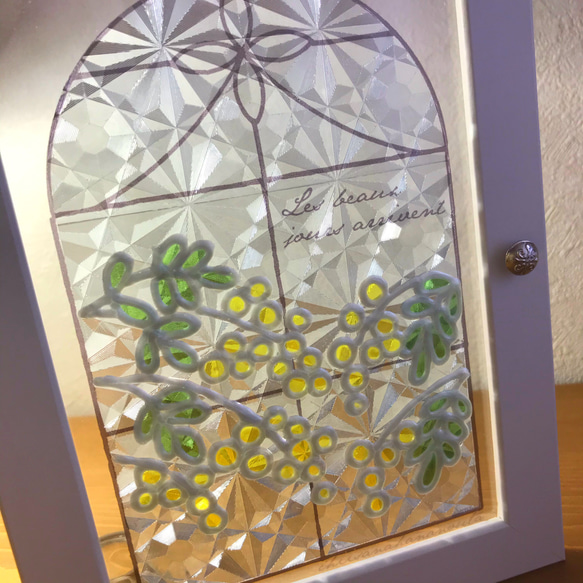 教会の窓  ミモザ　ギャラリーグラス　ステンドグラス風アート　シンプル 2枚目の画像