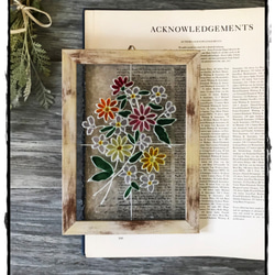 安排與非洲菊和光紫羅蘭彩繪玻璃風古董 第2張的照片
