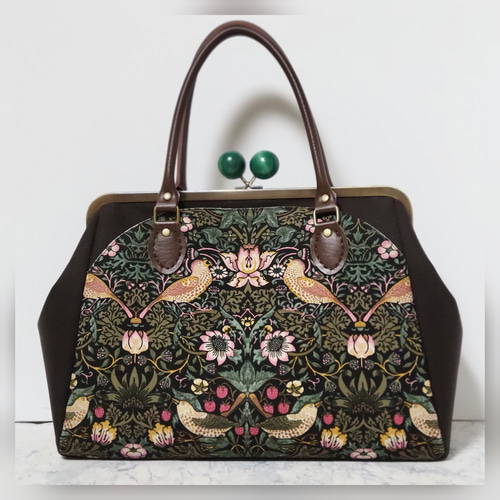 ウィリアムモリス生地使用　がま口バッグ　ハンドメイド　バイン　ヴァイン　黒地 ドーム型あおりポケットのがま口バッグ(ウィリアムモリス