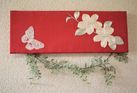 白い花の刺繍の蝶が舞うファブリックパネル 1枚目の画像
