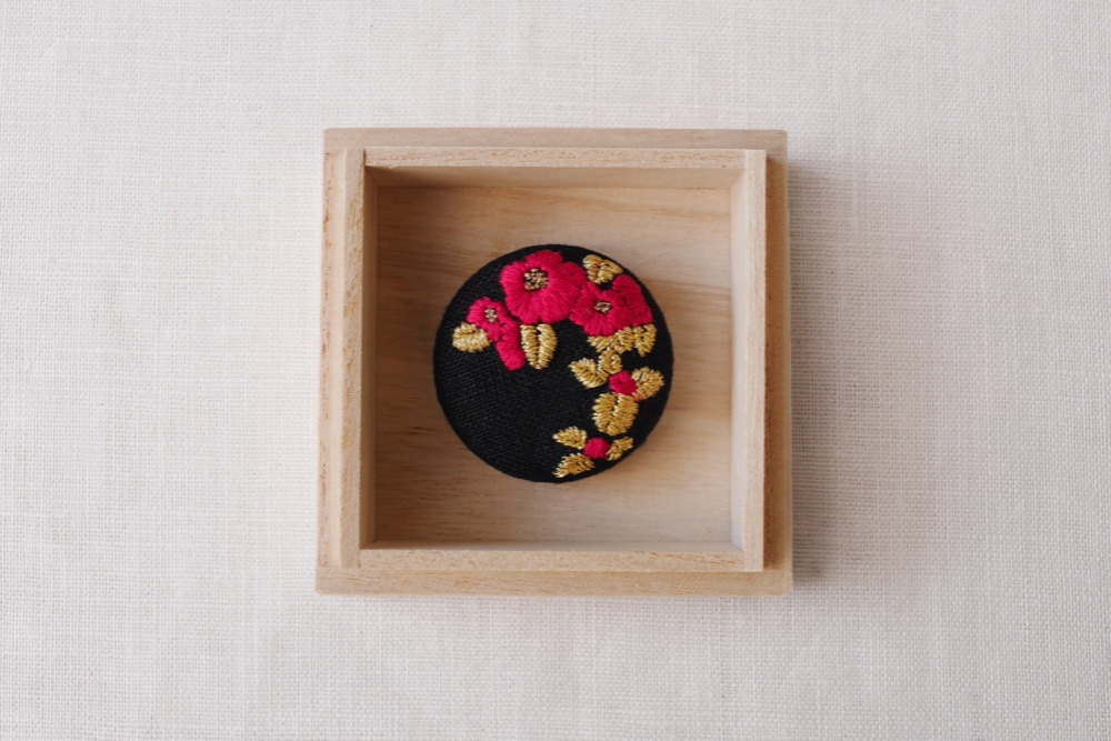 【受注製作・手刺繍】EBMC06 椿（ブローチ／帯留め）