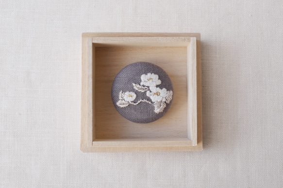 [訂做/手工刺繡] EBCM06 山茶花（胸針/腰帶扣） 第1張的照片