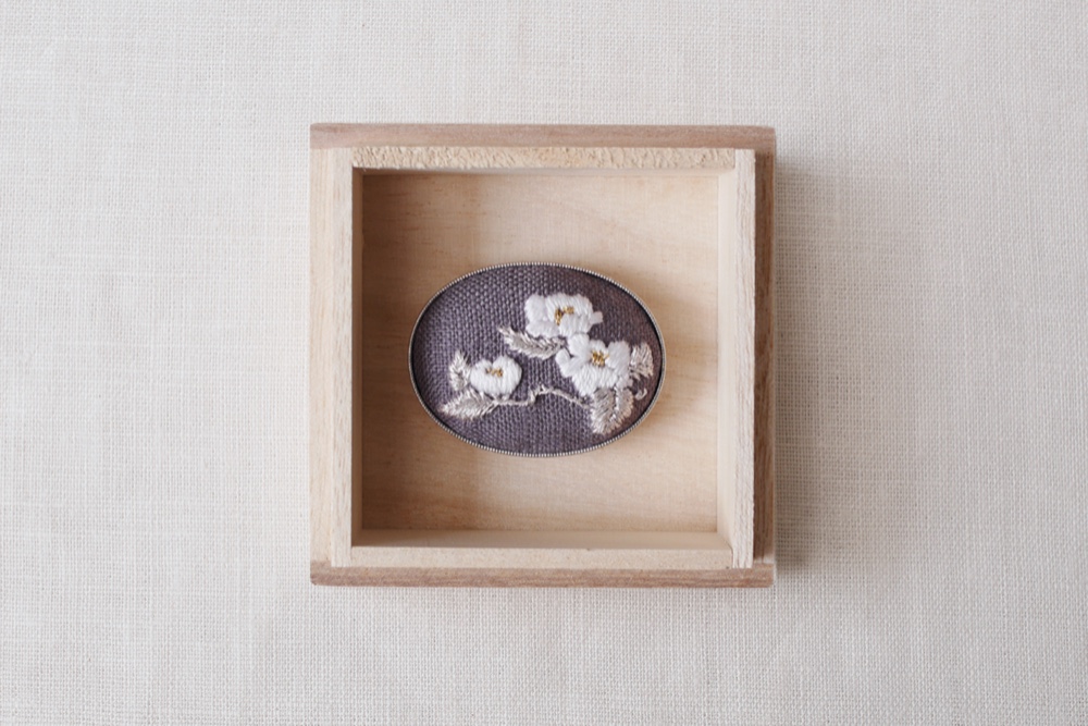 【受注製作】ESCM01椿 手刺繍帯留め