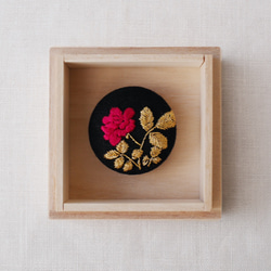 【受注製作・手刺繍】EBRS01 薔薇（ブローチ／帯留め） 1枚目の画像