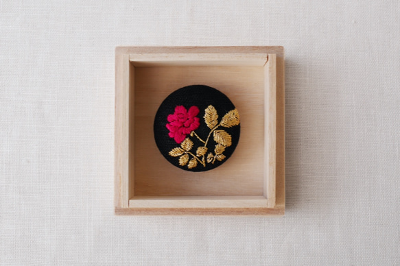 【受注製作・手刺繍】EBRS01 薔薇（ブローチ／帯留め） 1枚目の画像