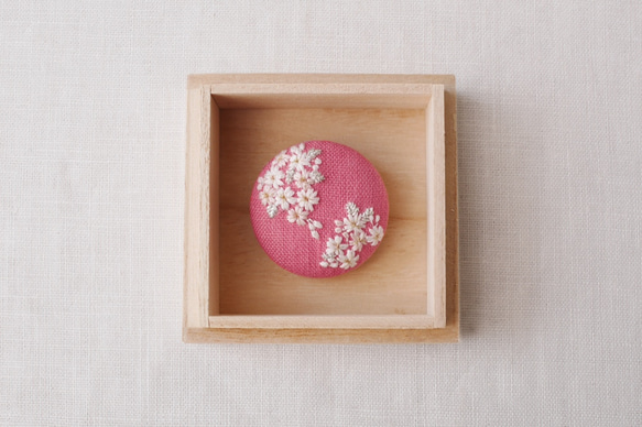 【受注製作・手刺繍】EBCB03 桜（ブローチ／帯留め） 1枚目の画像