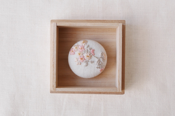 【受注製作・手刺繍】EBCB14 桜（ブローチ／帯留め） 1枚目の画像